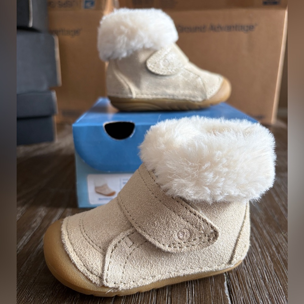 Stride Rite NWT Light Gold Baby Booties with White Fur 3.5M